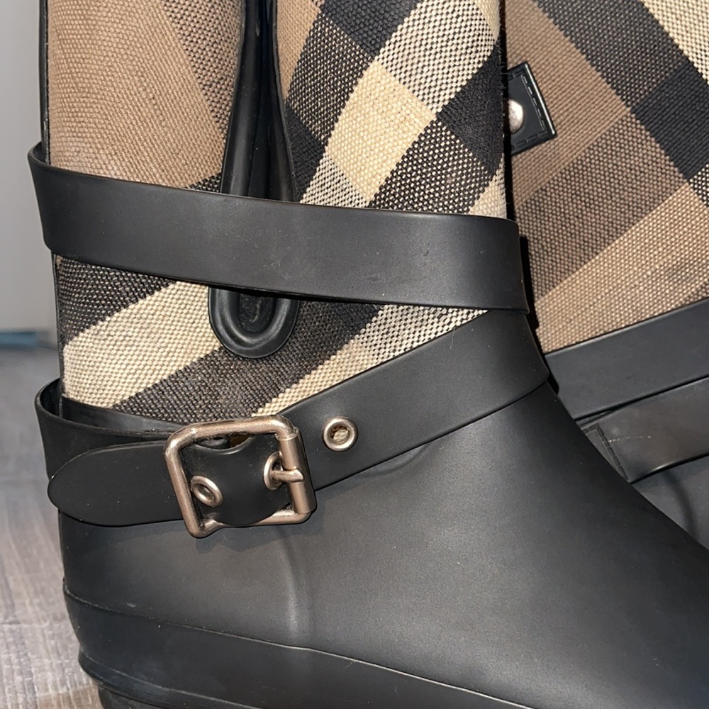 Authentic Burberry Rainboots 8.5 - Picture 3 of 11